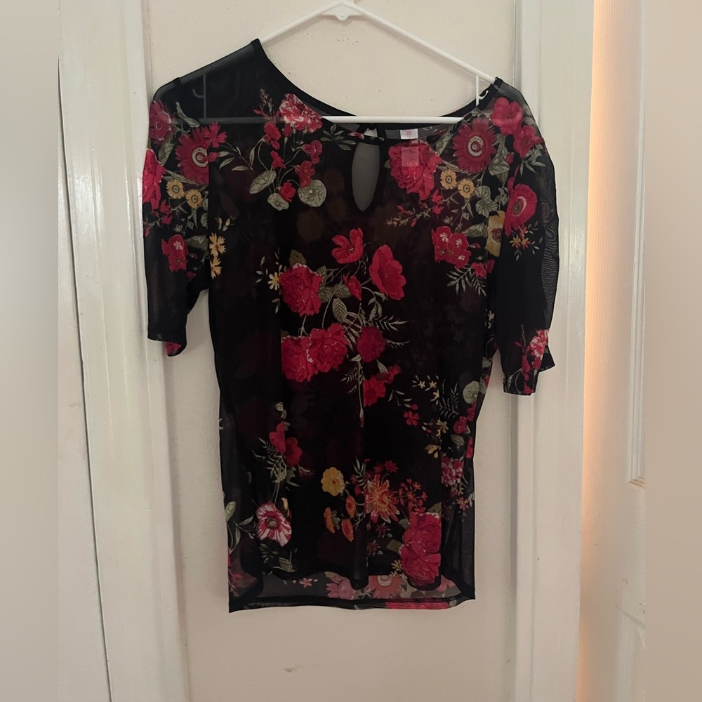 No Boundaries Shirt Size Large